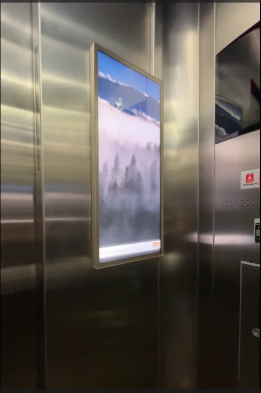 Tela digital em cabine espelhada