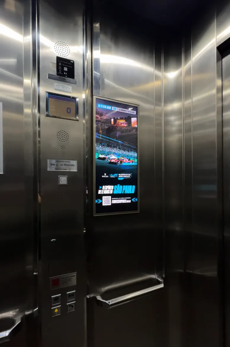 Tela digital em cabine residencial