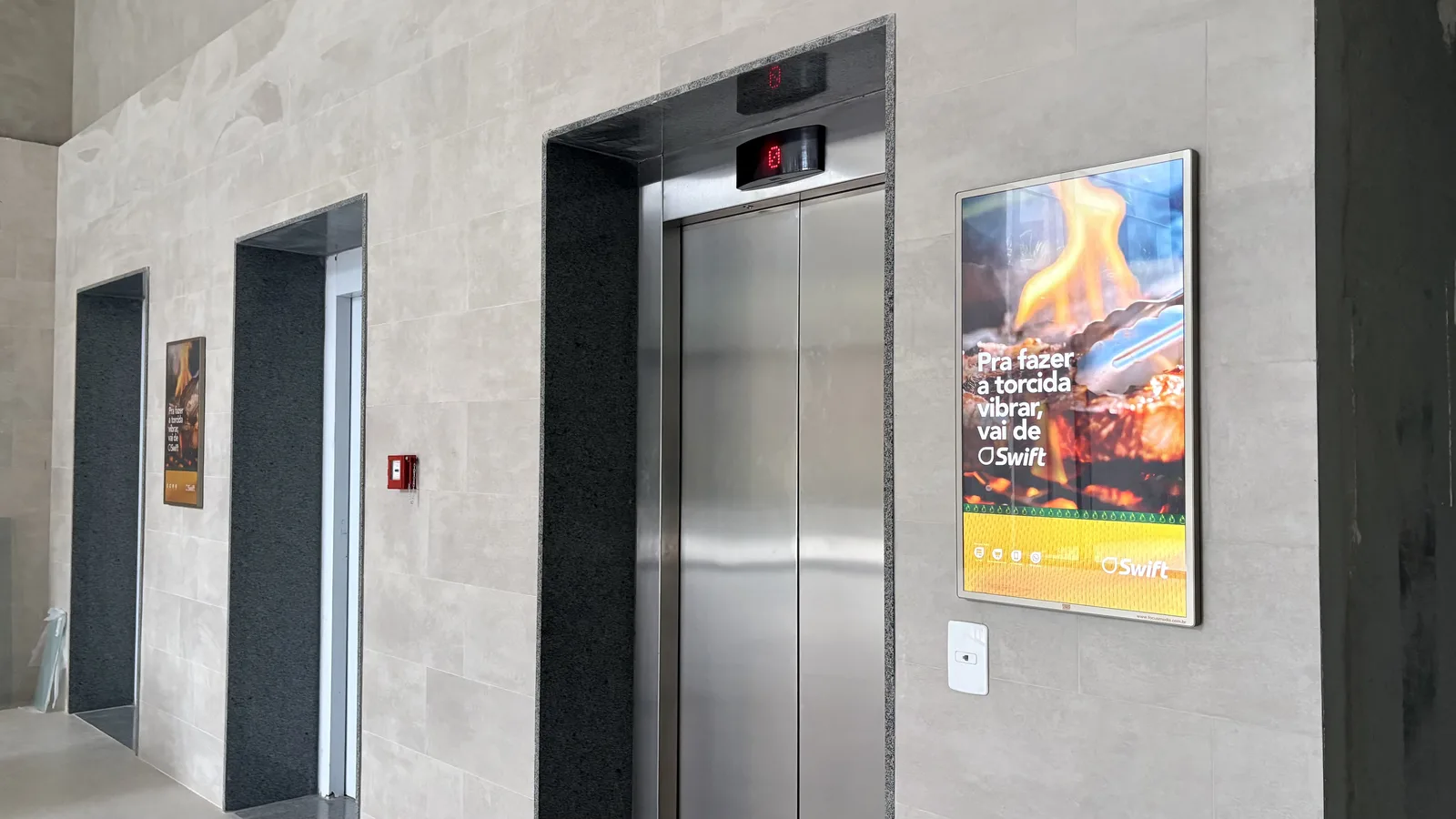 Hall de edifício premium com telas digitais Focus Media em operação