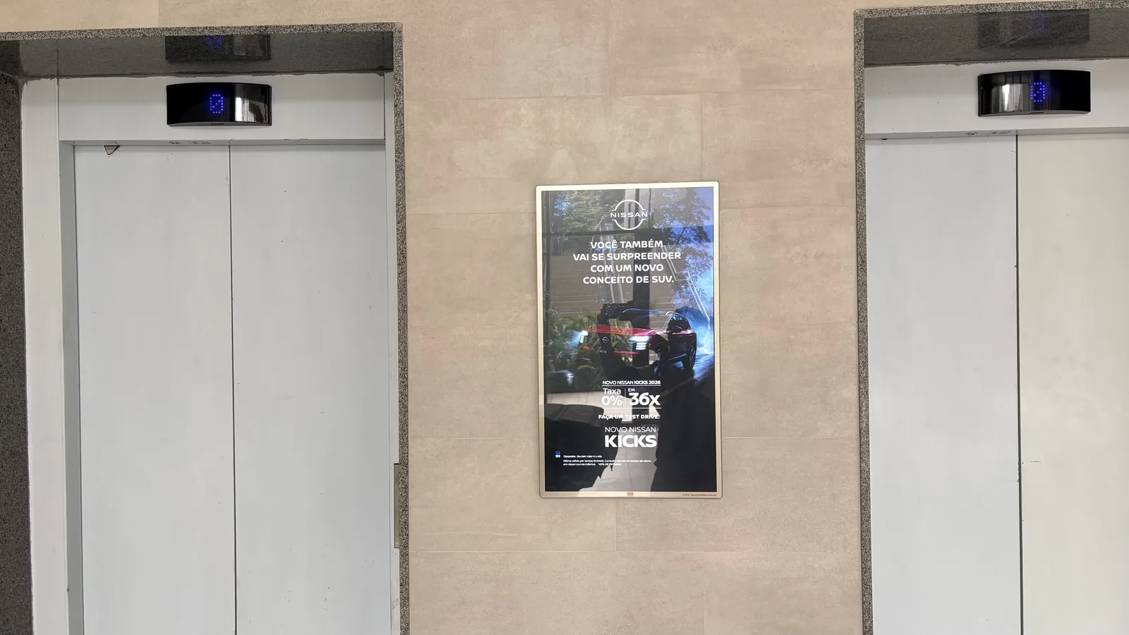 Tela em antessala de elevadores