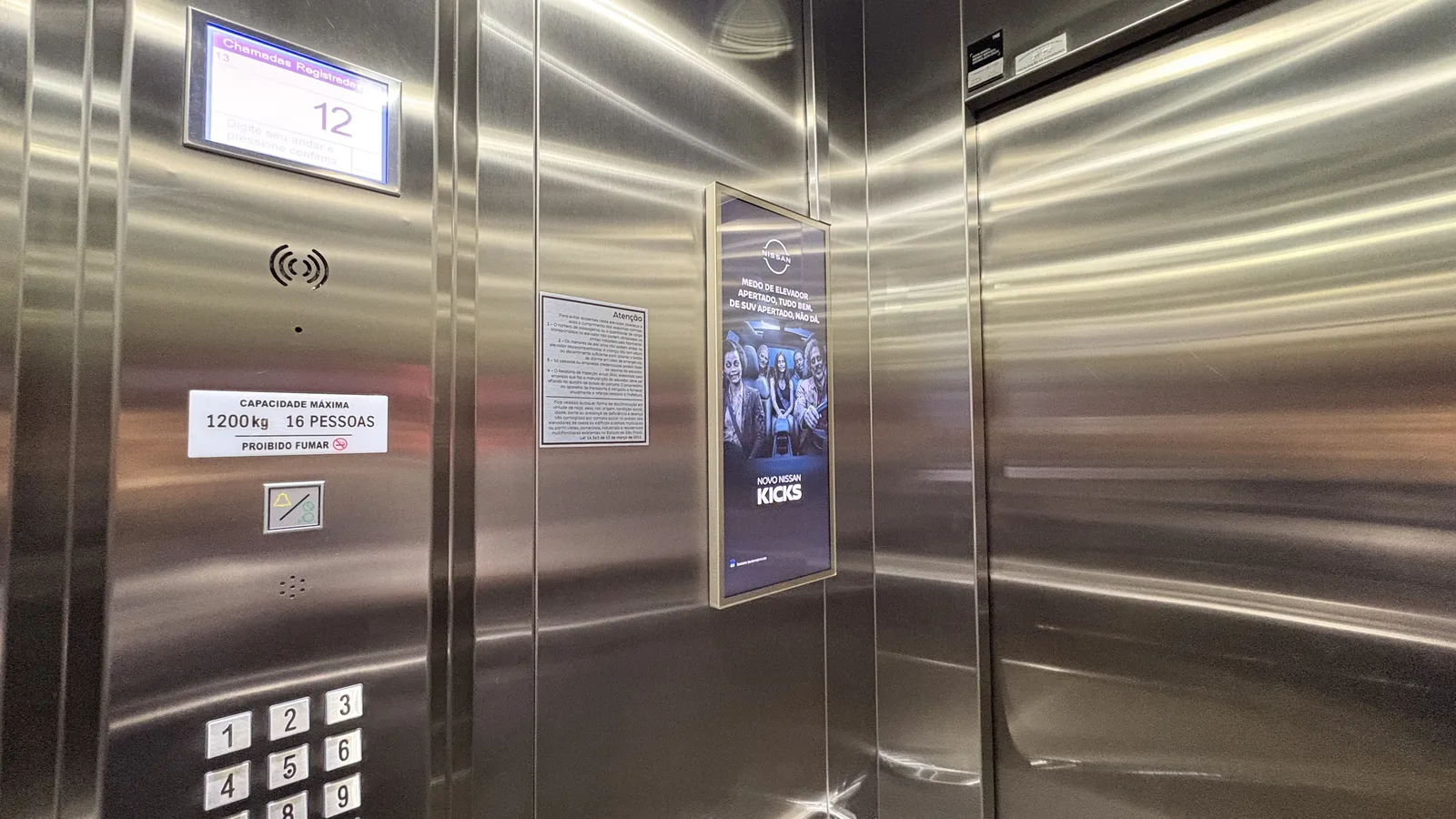 Telas digitais em elevador e monitor no hall do elevador — digital signage para condomínios e prédios