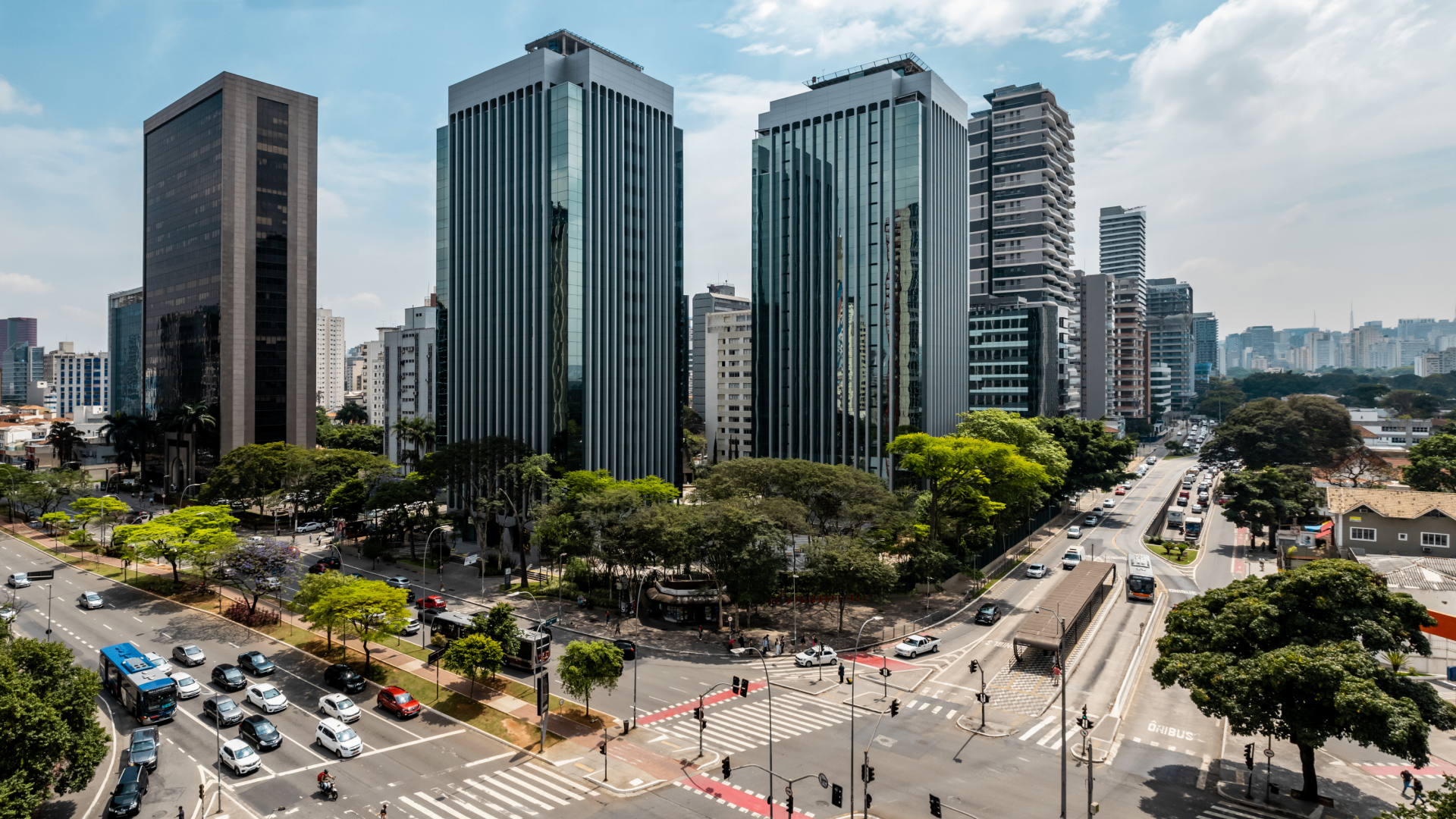 Tela digital em elevador de condomínio — tv no elevador e telas informativas para condomínios Focus Media